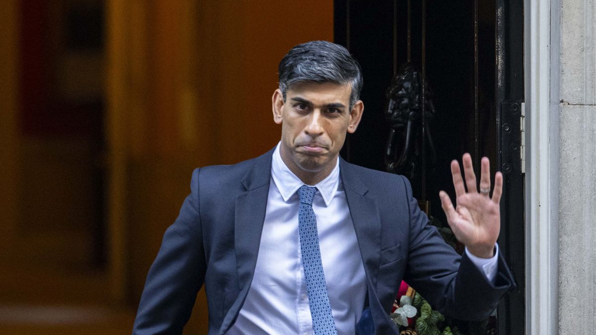 LONDON, UNITED KINGDOM - DECEMBER 06: British Prime Minister Rishi Sunak leaves 10 Downing Street, the official residence and office of the Prime Minister, to attend Prime Minister's Questions (PMQs) session at the House of Commons on December 06, 2023 in London, United Kingdom. (Photo by Rasid Necati Aslim/Anadolu via Getty Images)