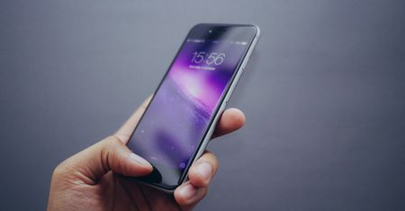 Kolejny bank analizuje, jak trzymasz telefon. Poznaj szczegóły