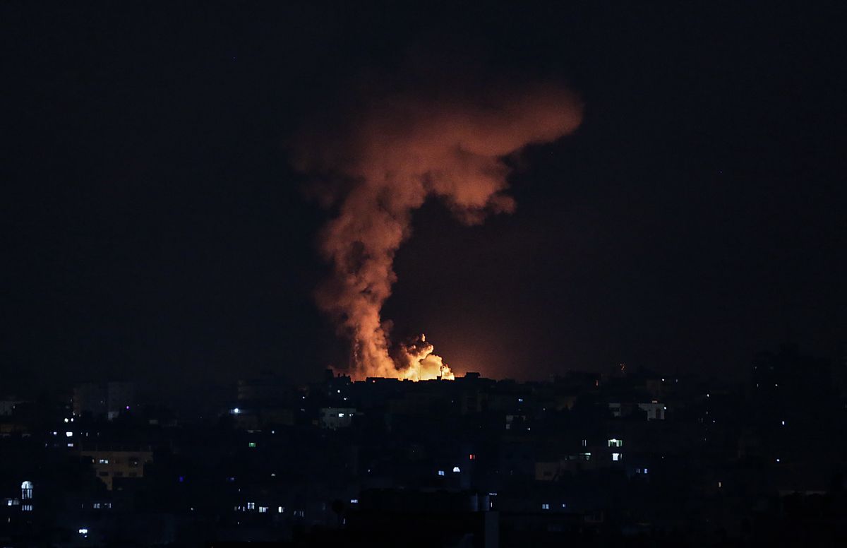 Zmasowany atak w Strefie Gazy. Izrael stoi na granicy, bombarduje wsie i miasta