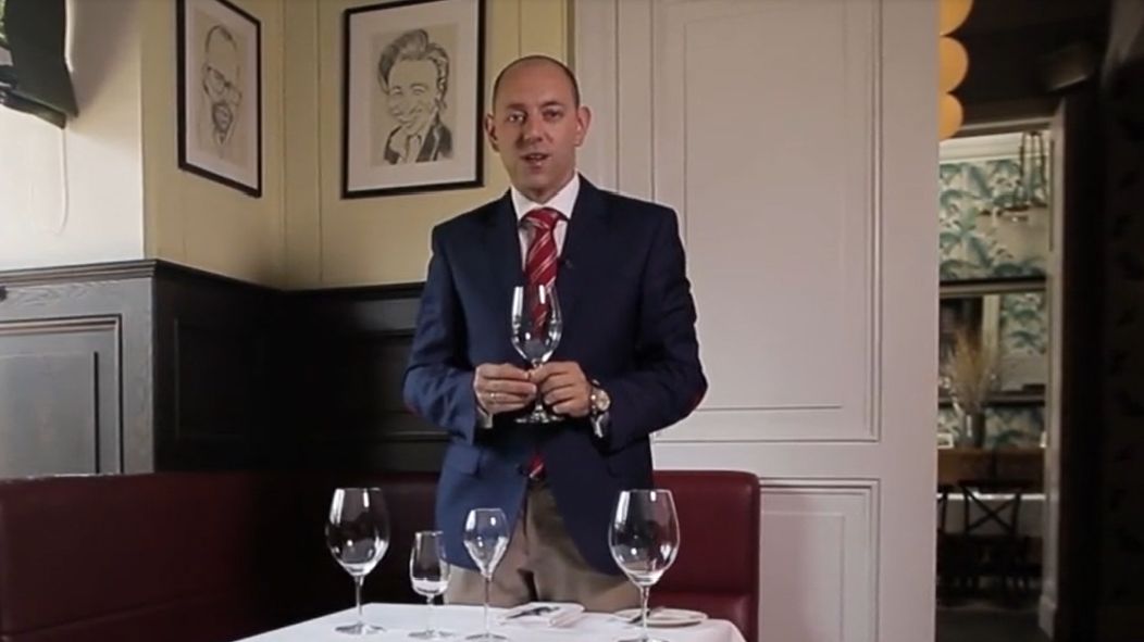 Łukasz Walewski tłumaczy kiedy, czym i w jaki sposób powinno się wznosić toasty.