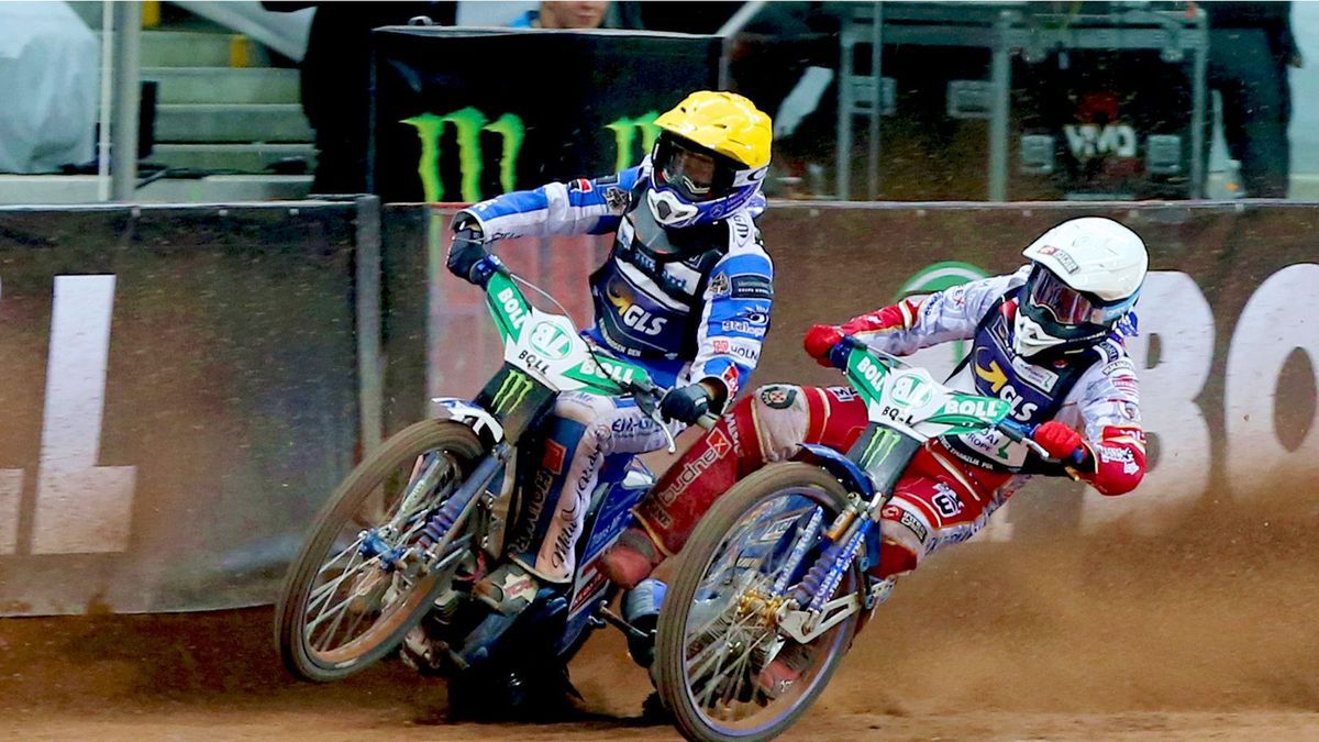 WP SportoweFakty / Łukasz Trzeszczkowski / Na zdjęciu: Walka Bartosza Zmarzlika i Leona Madsena
