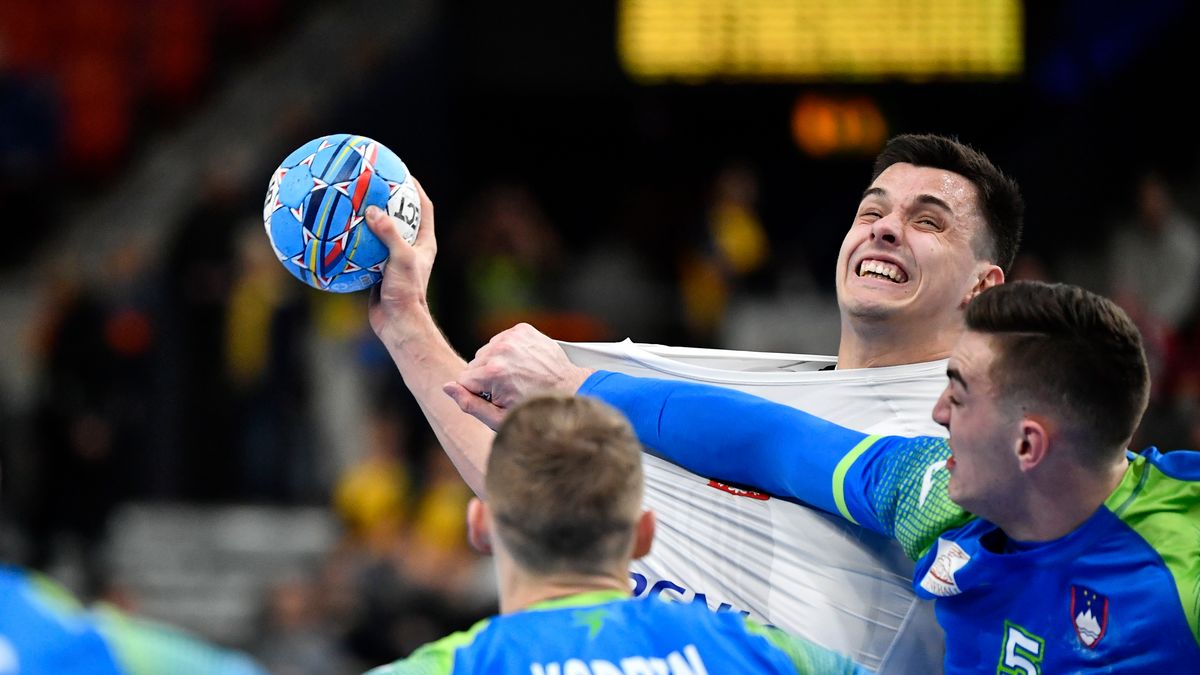 PAP/EPA / Bjorn Larsson Rosvall/TT / Na zdjęciu: Szymon Sićko (z piłką)