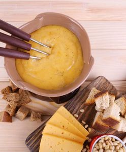 Serowe fondue z kuchni alpejskiej