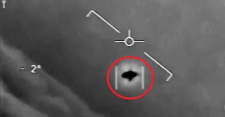 Wierzy w zjawiska nadprzyrodzone. Był w zespole Pentagonu ds. UFO