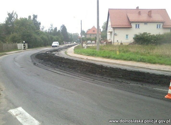 Dolnośląskie. Droga krajowa pełna błota i ziemi. Wszystko przez rolnika