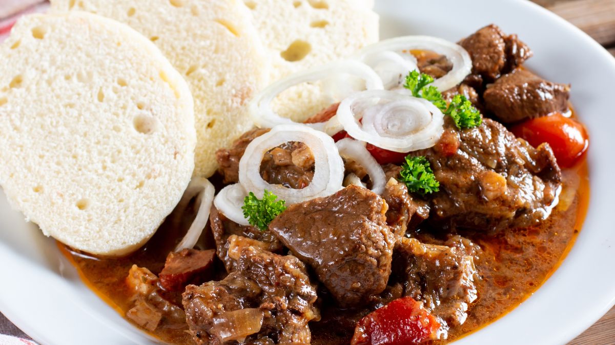 Gulasz po czesku z knedlikami