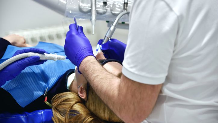 Koferdam, inaczej ślinochron, stosuje się w celu izolacji zębów podczas zabiegów dentystycznych.