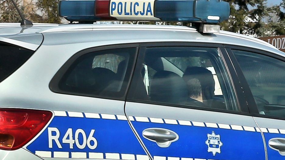 Małe dzieci same w aucie. Interwencja 34-latka 