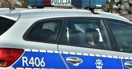 Matka na zakupach w galerii. Małe dzieci w aucie z włączonym silnikiem