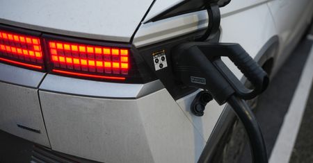 Koniec z "lękiem o zasięg"? Stacje ładowania w Polsce stoją już średnio co 2 kilometry