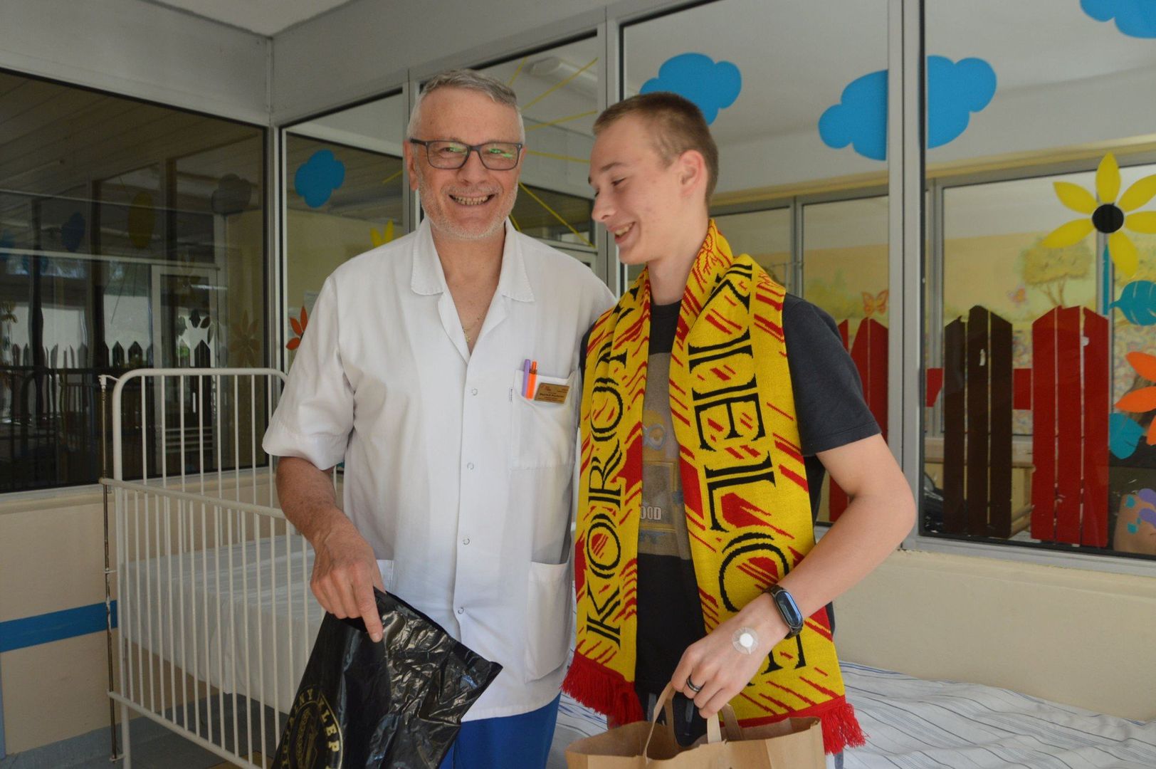 Kierownik Oddziału Pediatrycznego dr Wojciech Przybylski wręczył gadżety Korony Kielce Krzysztofowi Grabskiemu z Opoczna
