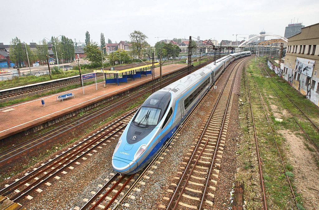 Pociąg Pendolino podczas przejazdu przez Gdańsk