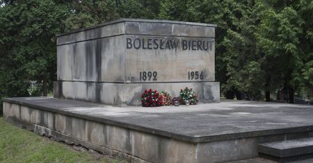 Kwiaty na grobie Bieruta. Dziennikarz zastanawia się, kto je zostawił