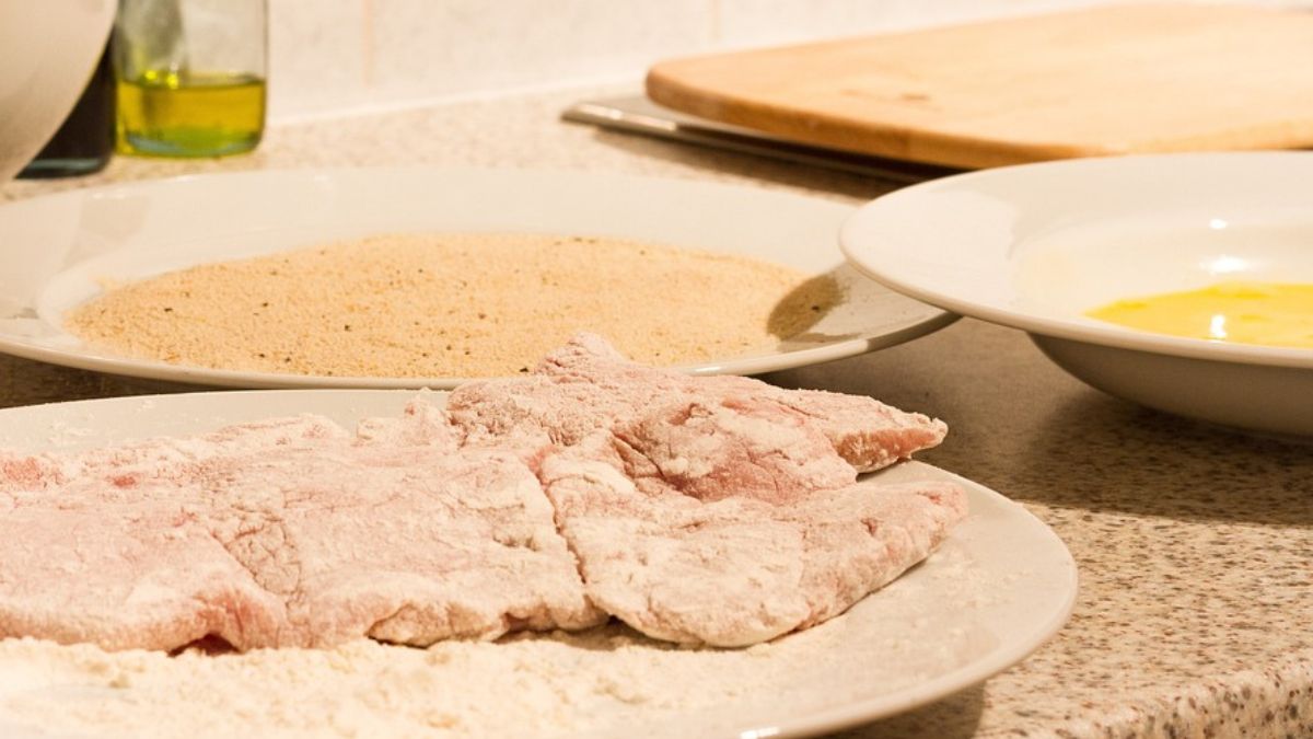 Tak uzyskasz kruche i soczyste kotlety schabowe