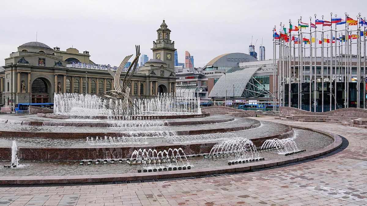 Plac Europy w Moskwie. W tle flagi krajów.