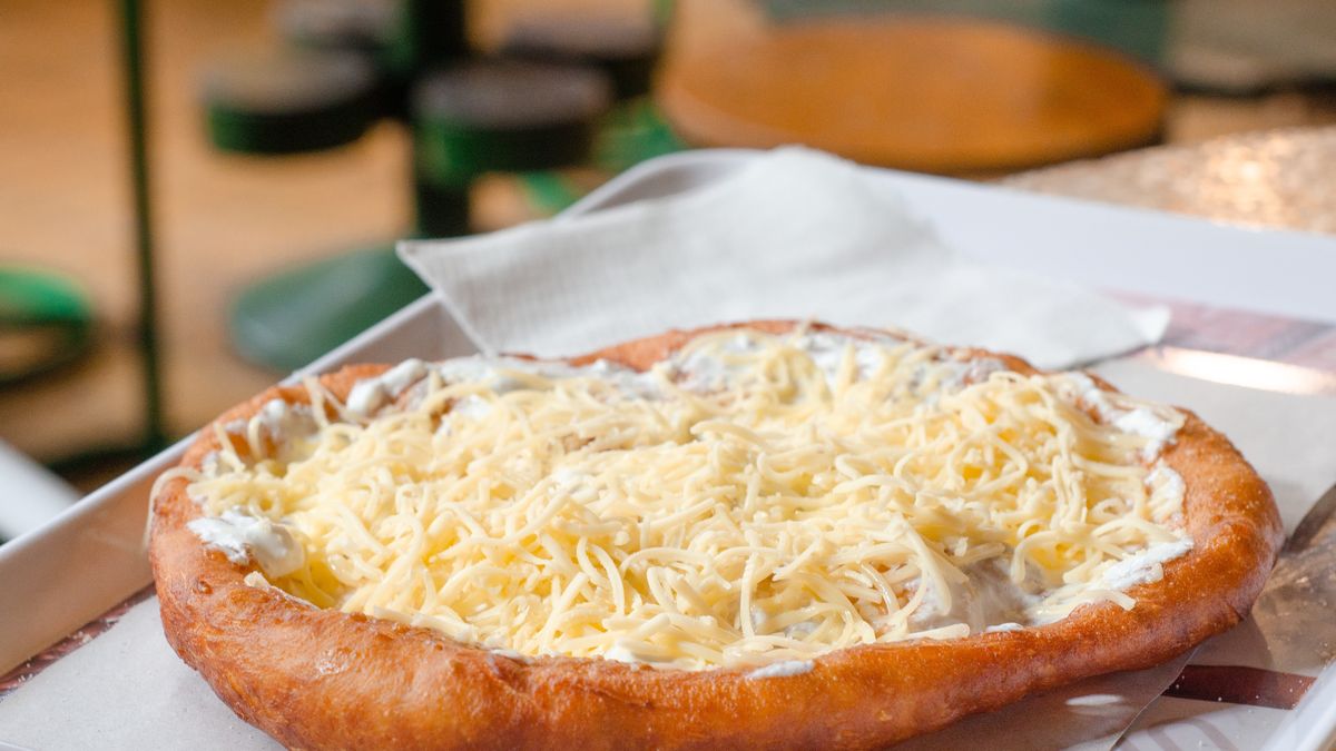 Langosz - najlepsze uliczne danie Budapesztu. 