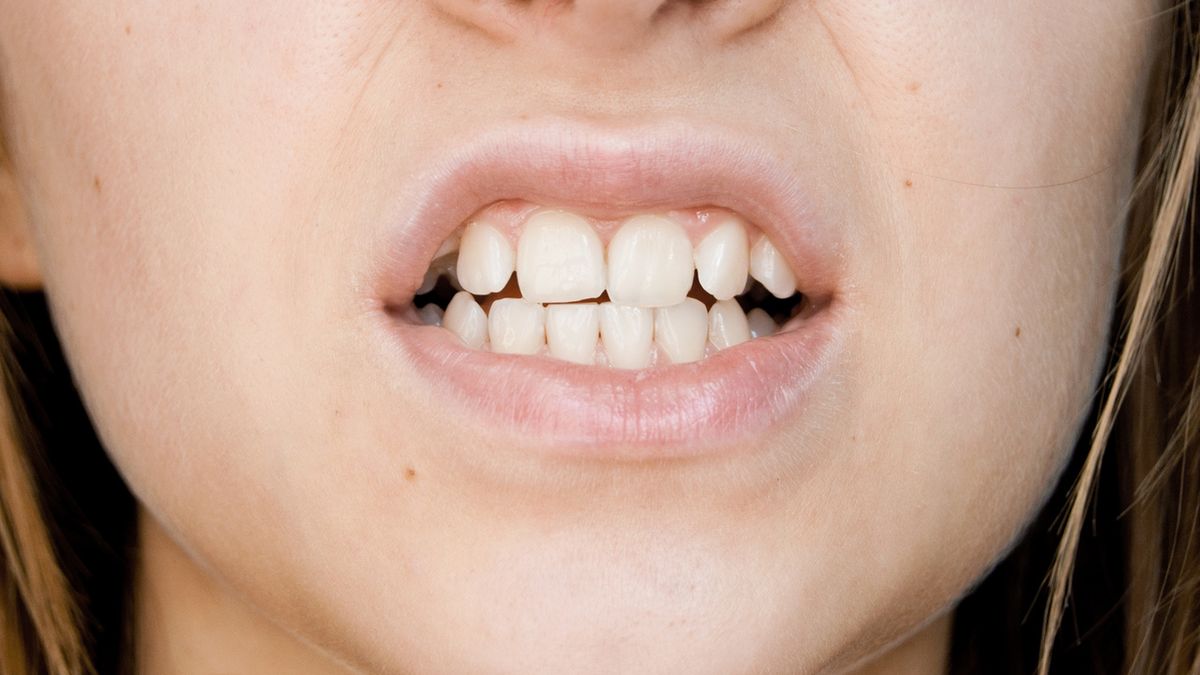 Przeskakiwanie żuchwy to wskazanie do wizyty u stomatologa.