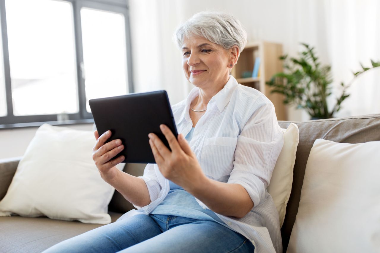 Seniorka korzystająca z tabletu