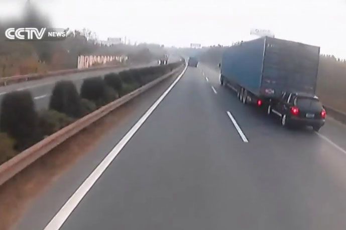 Porsche Cayenne złapane przez ciężarówkę