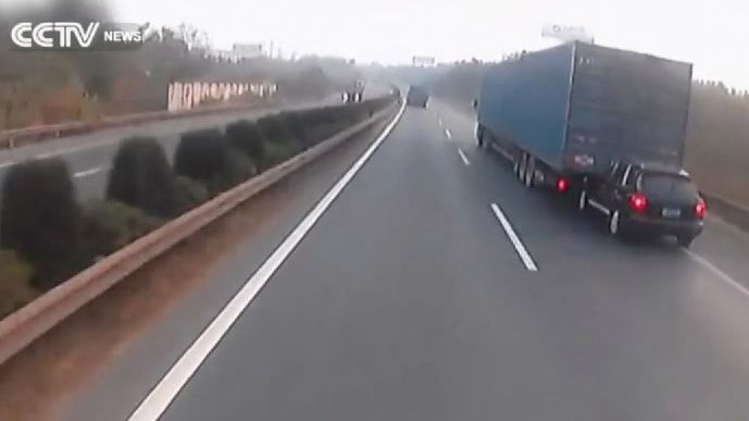 Porsche Cayenne złapane przez ciężarówkę 1