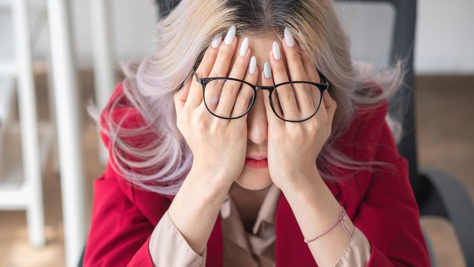 Wypalenie rodzicielskie może objawiać się m.in. zmęczeniem fizycznym i emocjonalnym oraz brakiem zaangażowania w opiekę nad dzieckiem