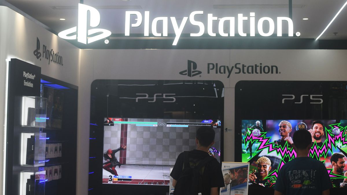 HANGZHOU, CHINA - AUGUST 21, 2025 - Citizens are experiencing various games on PlayStation 5 game consoles in a SONY store in Hangzhou, Zhejiang Province, China on August 21, 2025. (Photo credit should read CFOTO/Future Publishing via Getty Images)