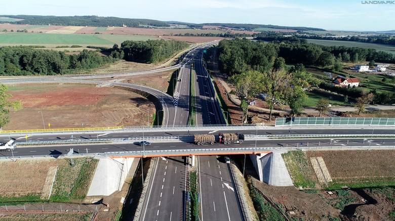 Droga, która zostanie otwarta w poniedziałek (15.10 br.), prowadzi od węzła Legnica Południe na autostradzie A4 do węzła Bolków.