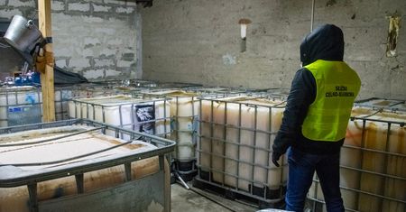 Podlaska KAS zlikwidowała gigantyczną bimbrownię. 55 tysięcy litrów zacieru i 1110 litrów spirytusu zabezpieczone