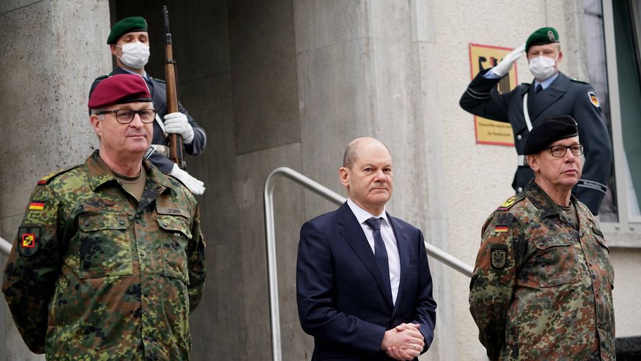 German Chancellor Scholz visits Armed Forces Operations Command in Schwielowsee
epa09800323 Inspector General of the Bundeswehr, the German Armed Forces Eberhard Zorn (L), German Chancellor Olaf Scholz (C) and Lieutenant General and Commander of the Bundeswehr Operations Command Bernd Schuett (R) at the Bundeswehr Operations Command in Schwielowsee, Germany, 04 March 2022. Among other points, German Chancellor Olaf Scholz is expected to receive a presentation of tasks, during his visit to the Bundeswehr Operations Command in Schwielowsee.  EPA/CLEMENS BILAN 
Dostawca: PAP/EPA.
CLEMENS BILAN