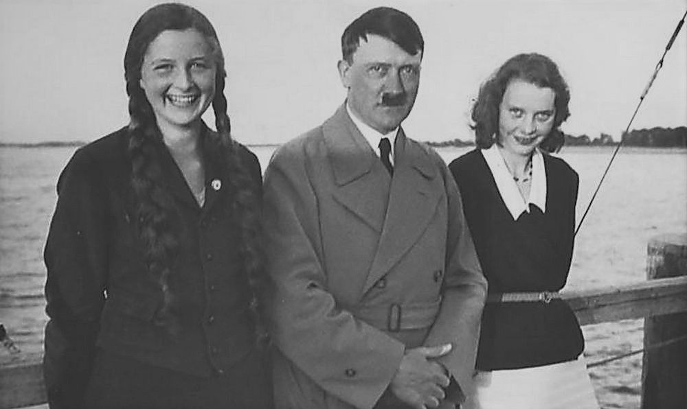 Geli Raubal (po lewej lewej) oraz jej siostra Elfriede w towarzystwie Hitlera 