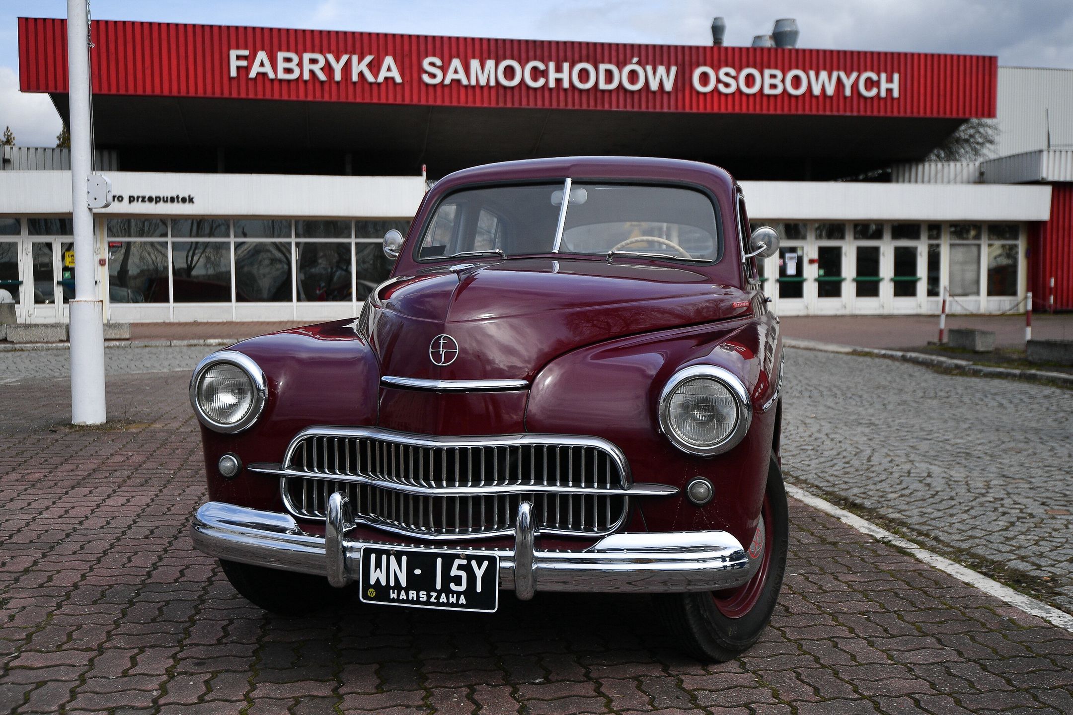 Warszawa, 30.03.2023. Na zdjęciu z 27 bm. samochód FSO Warszawa na terenie dawnej Fabryki Samochodów Osobowych w Warszawie. 50 lat temu, 30 marca 1973 r. zakończono produkcję samochodów Warszawa. (jm) PAP/Marcin Obara ***Zdjęcie do depeszy PAP pt. Robert Brykała: 50 lat temu zakończono produkcję samochodu FSO Warszawa***