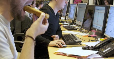 Polski pracownik nie ma czasu na przerwę na lunch. Najczęściej je kanapkę przy biurku