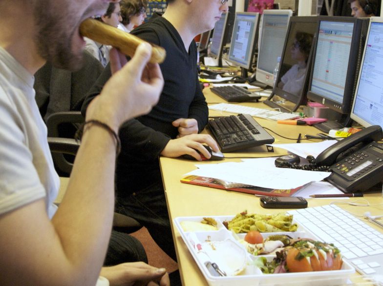 Jedzenie przy firmowym komputerze to bardzo częsty obrazek w biurach w Polsce.