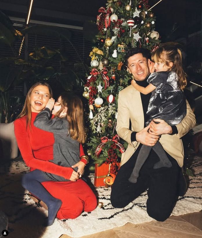 Anna i Robert Lewandowscy z córkami