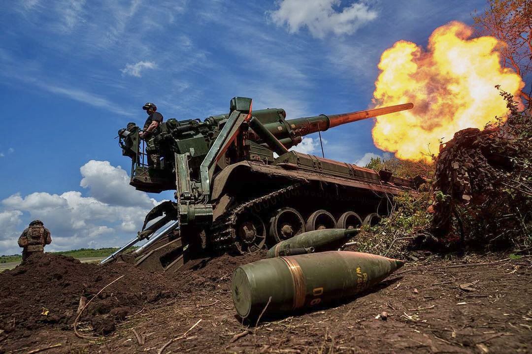 A Ukrainian 2S7 Pion firing shells at a potential enemy.