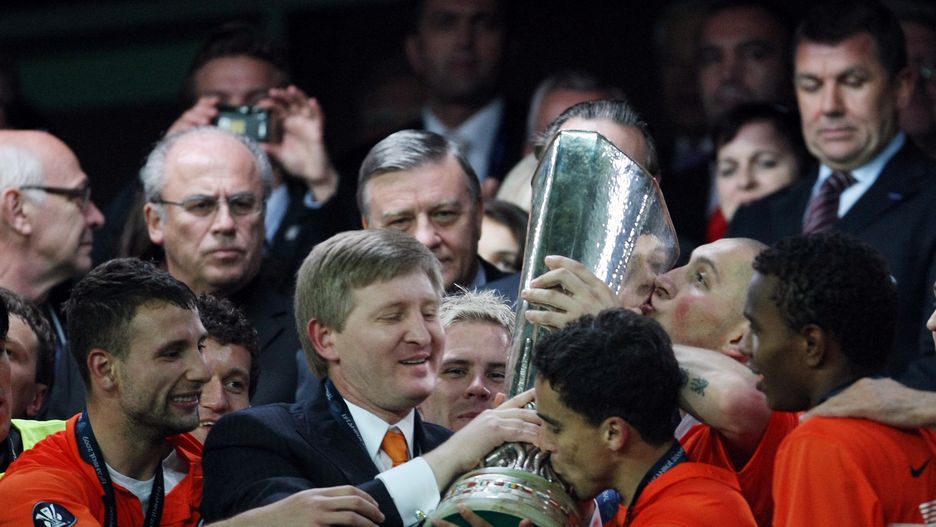 Soccer - UEFA Cup Finals - Shakhtar Donetsk vs. Werder BremenRinat Achmetow - President of Shakhtar Donetsk, celebrates with other players and the trophy (Photo by sampics/Corbis via Getty Images)sampicsUEFA Champions League:CB2, UEFA Europa League:CB1, portrait:CB2, Istanbul:CB2, freuen:CB1, freut:CB1, halb:CB1, pokal:CB1