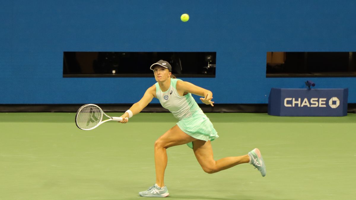 Nowy Jork, USA, 08.09.2022. Iga Świątek podczas meczu 1/2 finału wielkoszlemowego turnieju tenisowego US Open z białoruską tenisistką Aryną Sabalenką, 8 bm. w Nowym Jorku. Polka wygrała 3:6, 6:1, 6:4. (miwi) PAP/Marcin Cholewiński