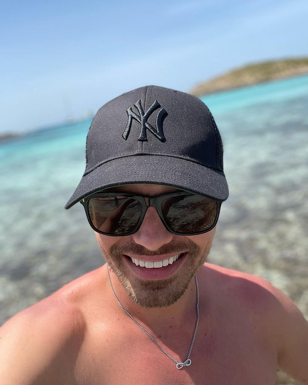 Marcin Hakiel z uśmiechem na ustach wypoczywa na wakacjach. Tylko pozazdrościć? 