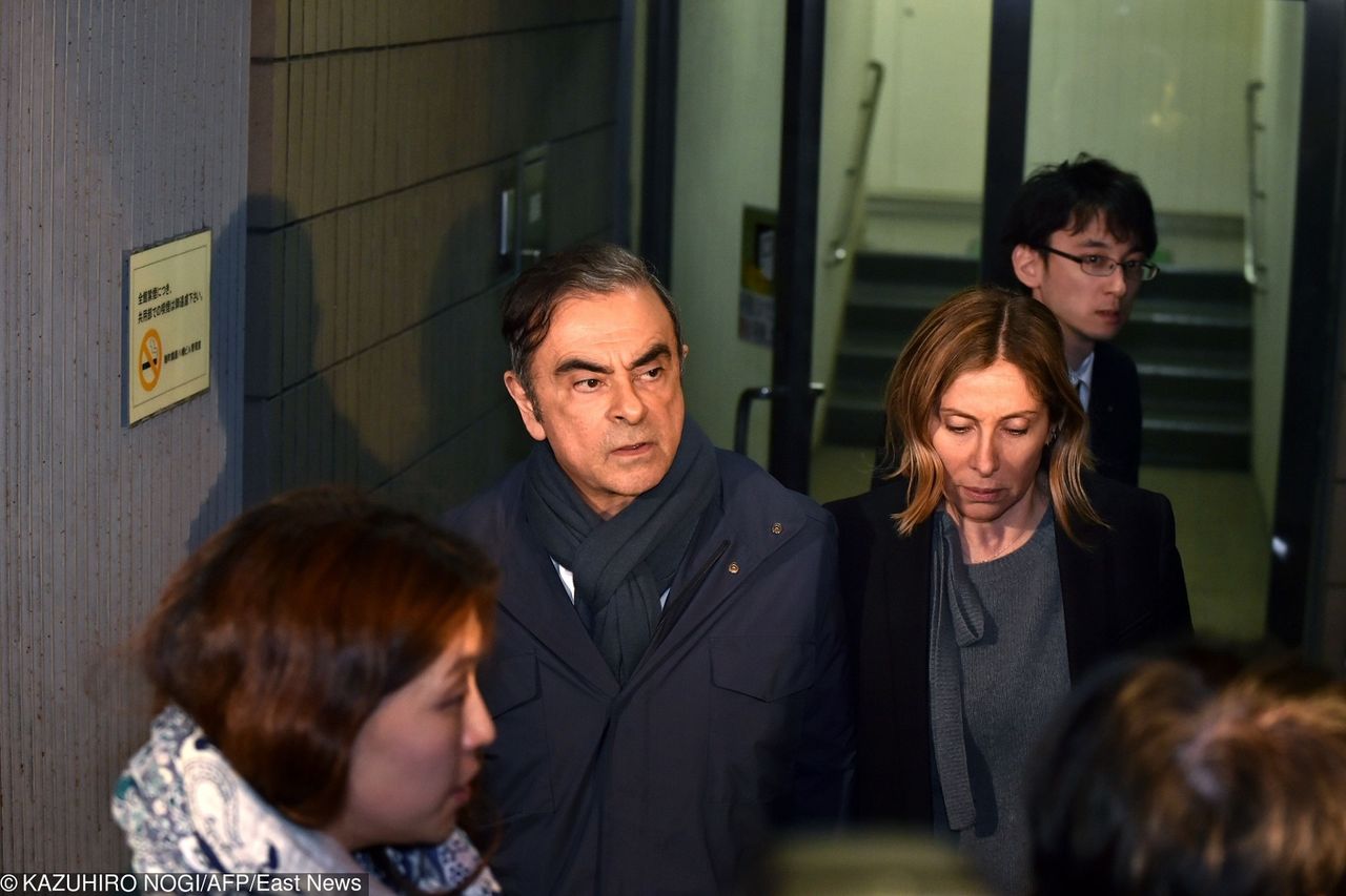 Carlos Ghosn opuszcza biuro swojego zespołu obrońców na dzień przed ponownym aresztowaniem. Obok niego podąża żona Carole Ghosn. Teraz przebywa ona już w Paryżu (fot. Yomiuri Shimbun/Associated Press/East News)