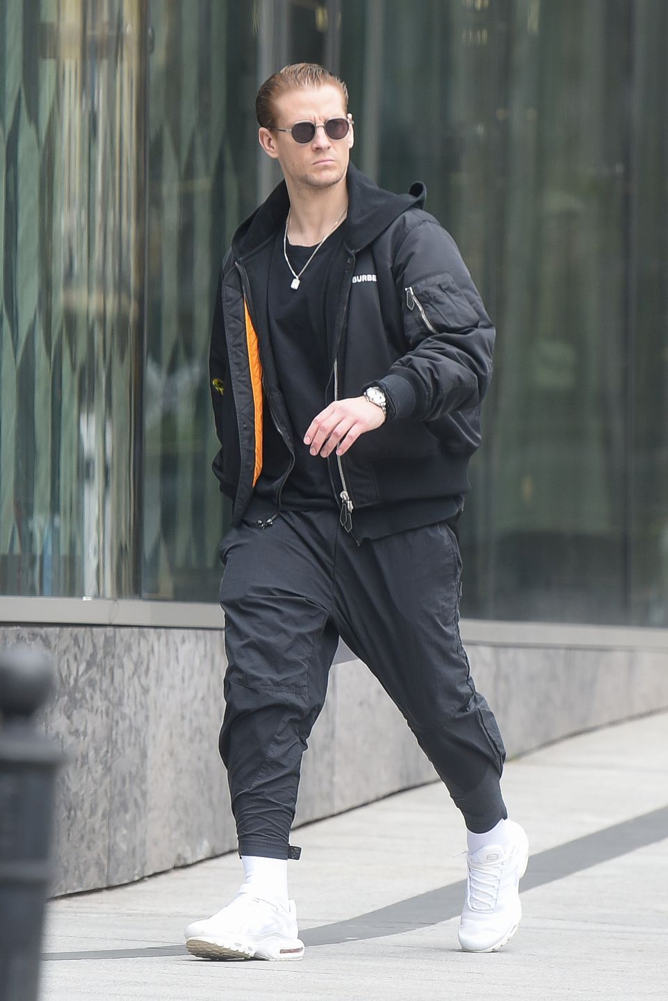 Sebastian Fabijański parkuje na zakazie i odwiedza luksusowy butik