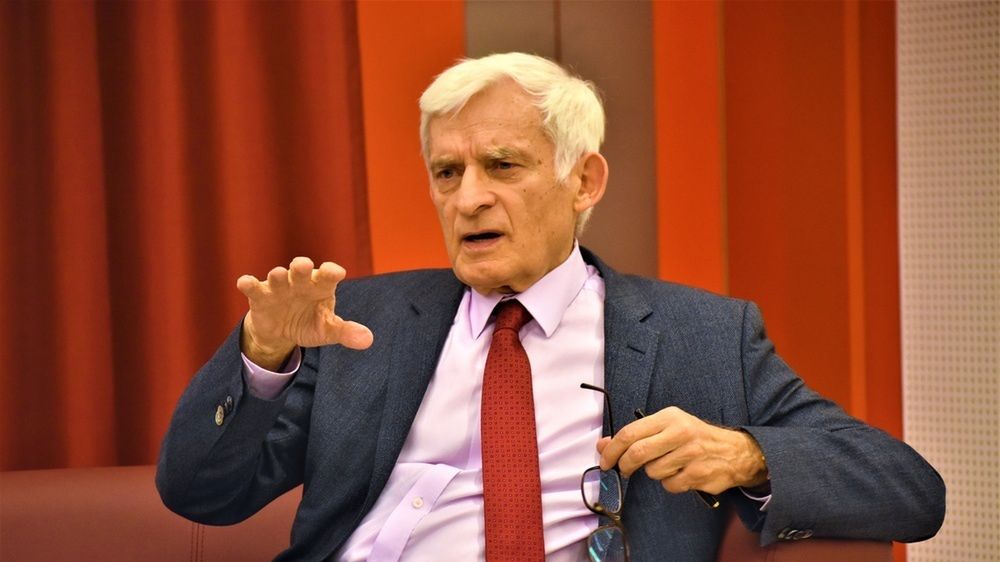 - Nastój dotyczący gazociągu Nord Stream 2 zaczął się w Europie zmieniać - mówi Jerzy Buzek.