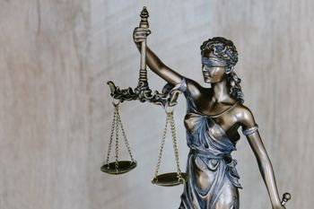USA: Ukrył instrukcje dla AI. Myślał, że tak oszuka sąd