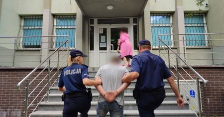 Potrącił grupę osób i uciekł