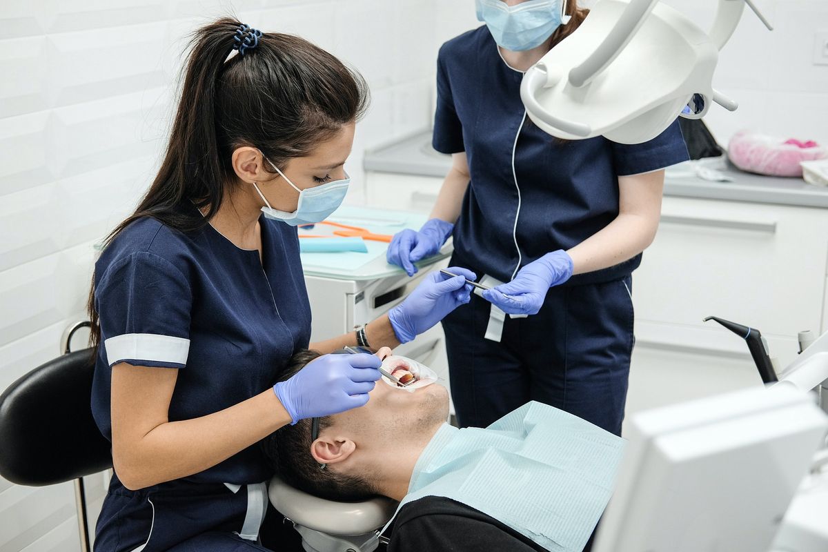 Dentysta na NFZ. Lista świadczeń dostępnych w ramach refundacji