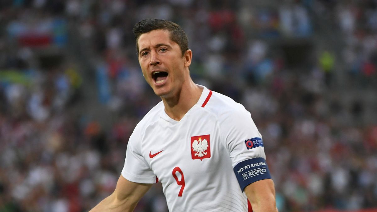 PAP / Xinhua/Guo Yong/Photoshot / Na zdjęciu: Robert Lewandowski w czasie meczu Euro 2016 z Portugalią