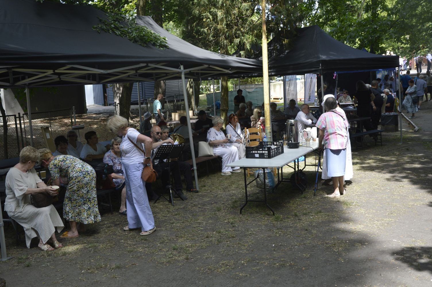 Organizacje pozarządowe prezentują się na festynie przy Domu Kultury Kolejarza.