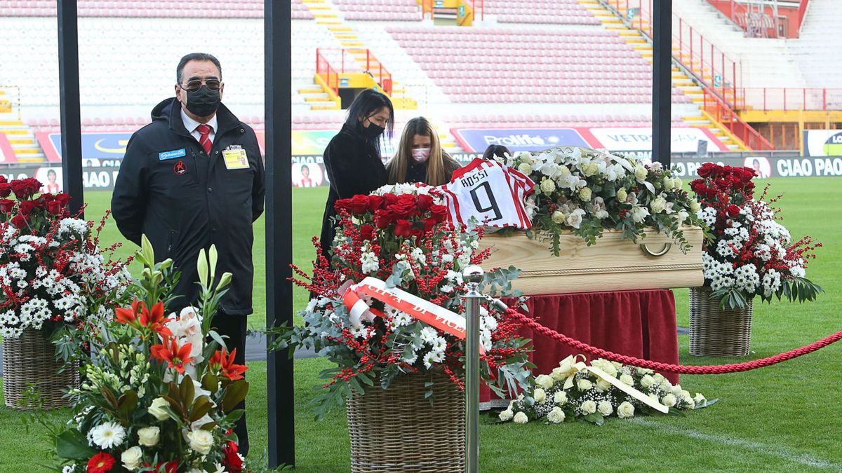 trumna z ciałem Paolo Rossiego na stadionie w Vicenzy, przy niej żona i córka byłego reprezentanta Włoch