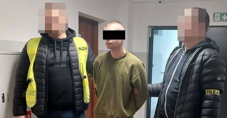 Brutalny atak na klatce schodowej. Kilkukrotnie ranił nożem 21-latka