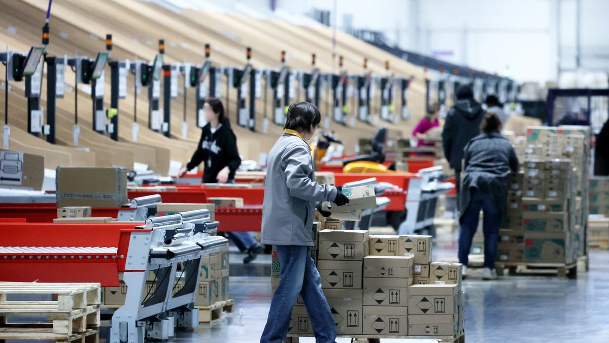 Wizyta w nowoczesnej sortowni Poczty Polskiej
Fot. Wojciech Olkusnik/East News, Ciemne, mazowieckie, 27.11.2024. Wizyta w nowoczesnej sortowni Poczty Polskiej. Najwiekszy i najnowoczesniejszy wezel ekspedycyjno-rozdzielczy (WER) w Ciemnem (kolo Radzymina). Znajduj?ce sie na hali o powierzchni niemal 30 tys. metrow kwadratowych maszyny, maja przepustowosc do 12 000 paczek na godzine.
Wojciech Olkusnik