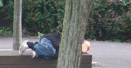 Poznań. Mężczyzna spał na ławce. Nie wiedział, że szuka go rodzina